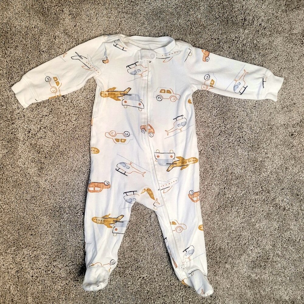Like new! Carter’s Footed Pajamas- Size 6-9 Months